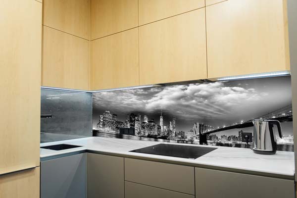 Der Glaser Urban. Innenausbau mit Glas im Bad und in der Küche.